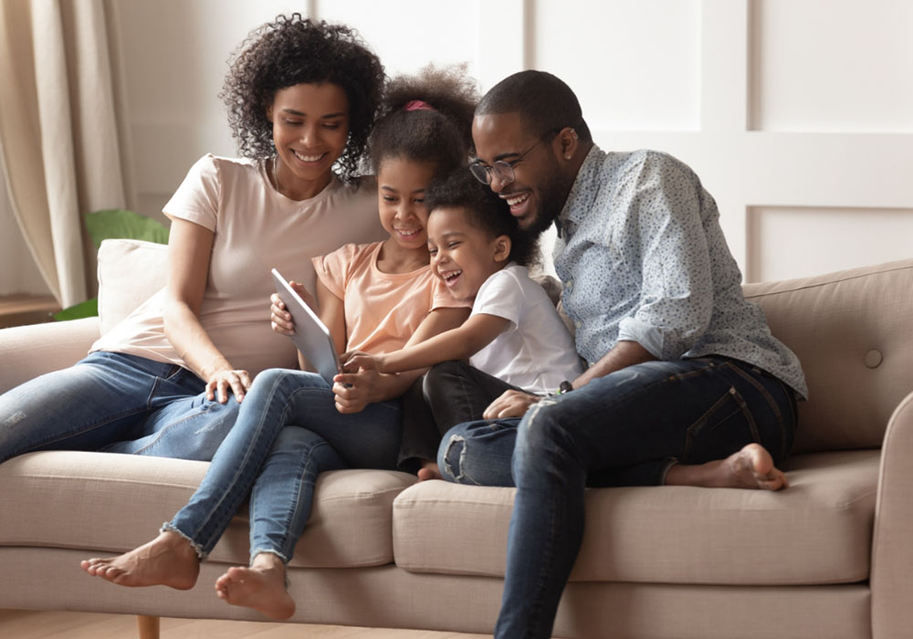 family-watches-game-tablet-couch